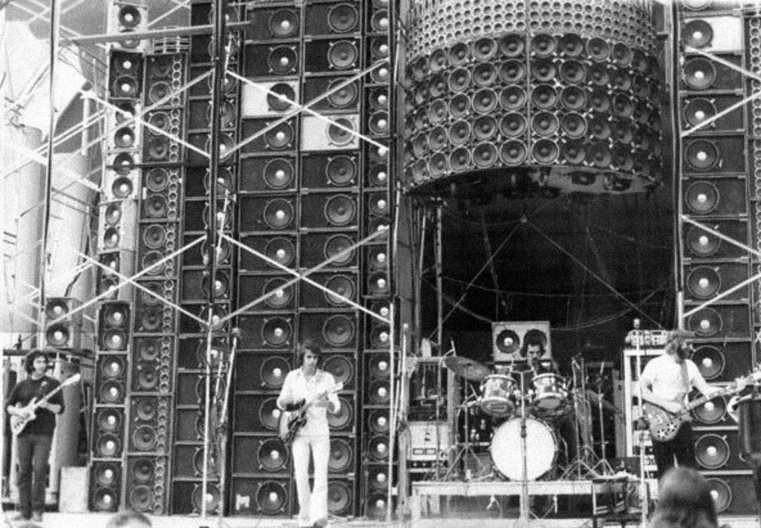 Le Wall of Sound : un mur d'enceintes empilées derrière les musiciens, en noir et blanc
